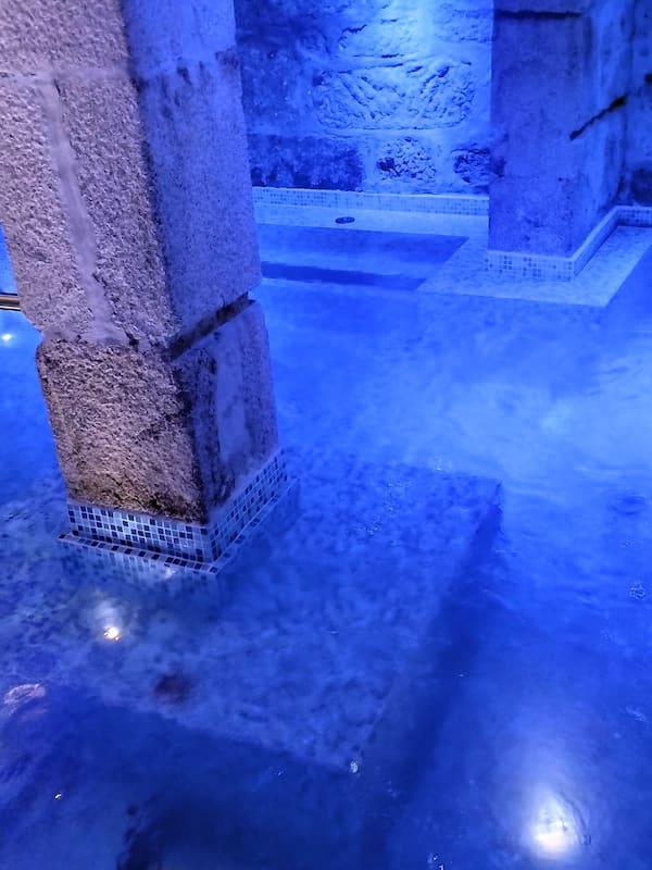 雙人療程室、三溫暖烤箱、浴缸、蒸氣室、美體療程、熱石按摩