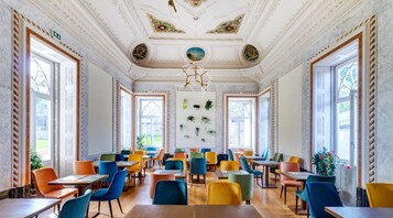 Se ofrece un desayuno bufé (18 EUR por persona)