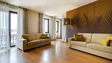 Superior Studio | 1 bedroom, in-room safe, desk, iron/ironing board