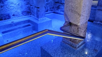 Salas de tratamiento para parejas, sauna y tina de hidromasaje