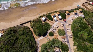 Accommodatie ligt op het strand, wit zand, ligstoelen, parasols