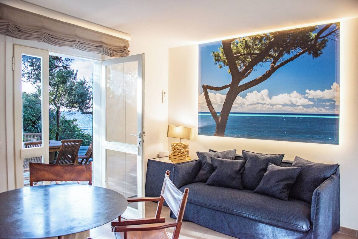 Executive suite, uitzicht op zee | Woonruimte | Een 40-inch flatscreentelevisie met digitale zenders en televisie