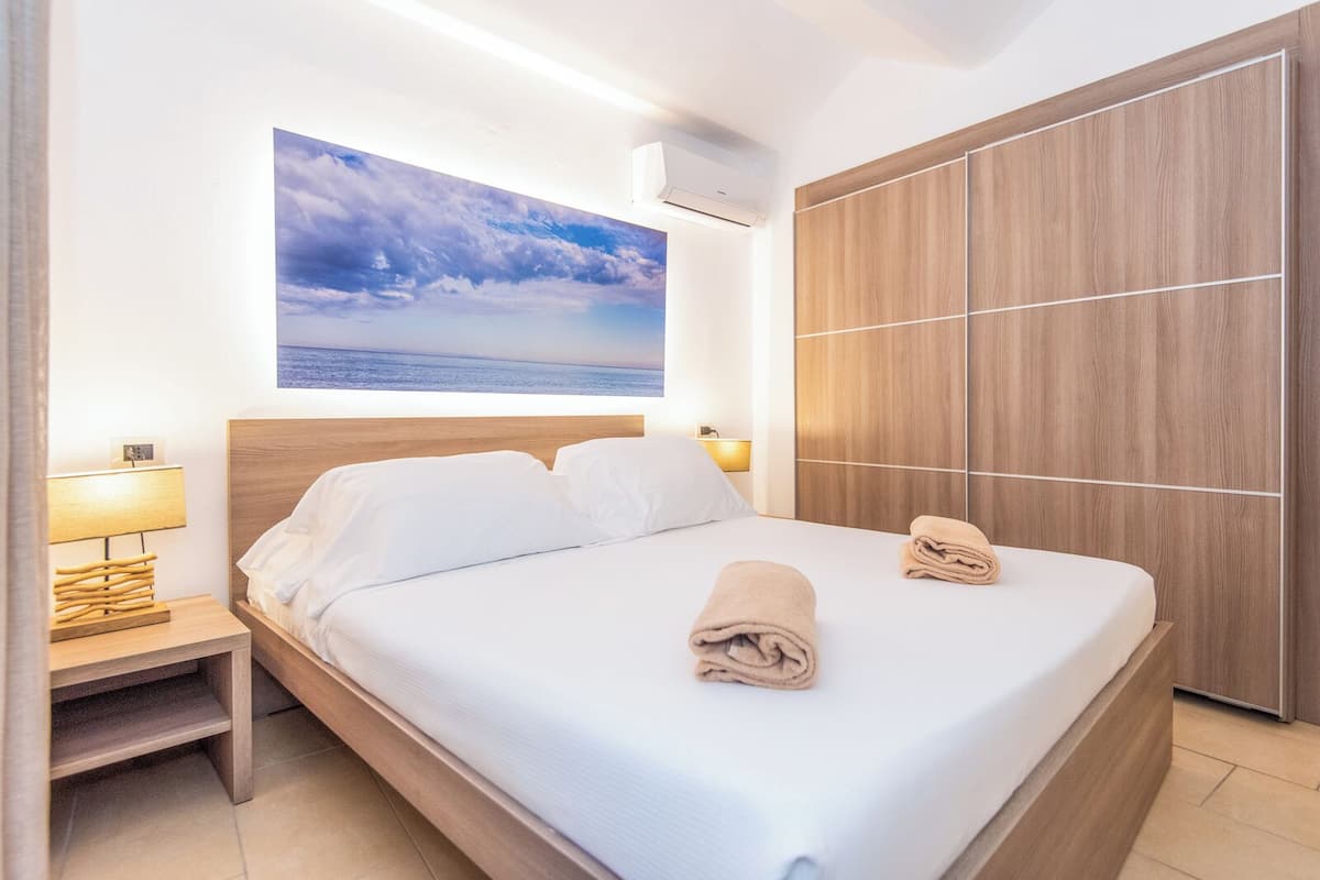 Deluxe suite, uitzicht op zee | Een kluis op de kamer, gratis wifi, individueel gedecoreerd