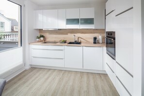 Kühlschrank, Ofen, Geschirrspüler, Wasserkocher mit Kaffee-/Teezubehör