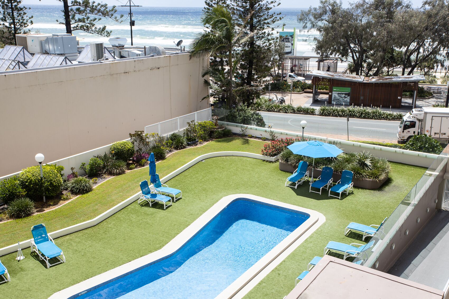 Fab Beachfront 2 Brm Apt in the Heart of Surfers — image 5