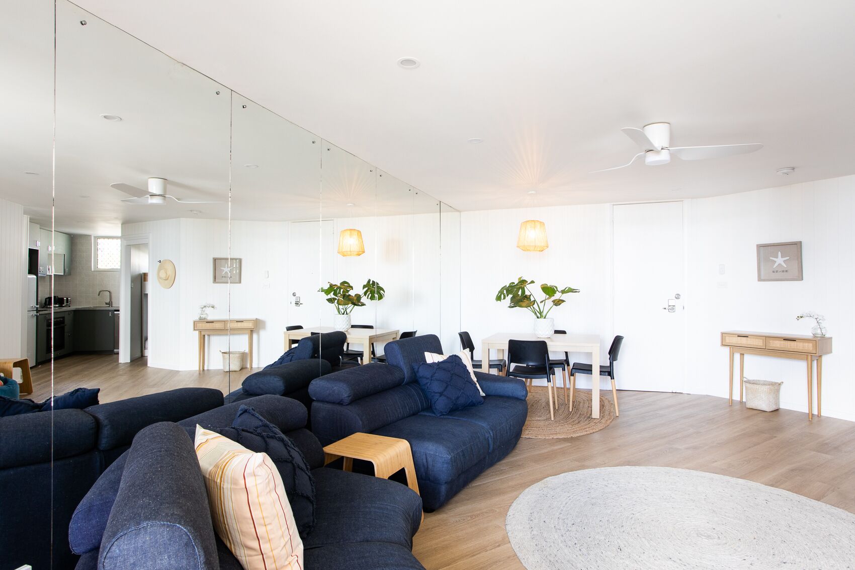 Fab Beachfront 2 Brm Apt in the Heart of Surfers — image 16