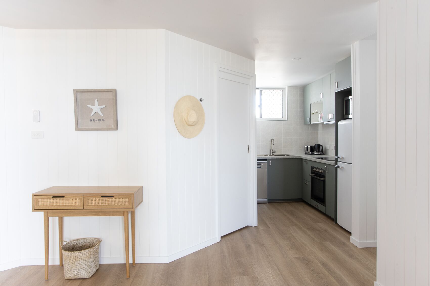 Fab Beachfront 2 Brm Apt in the Heart of Surfers — image 17