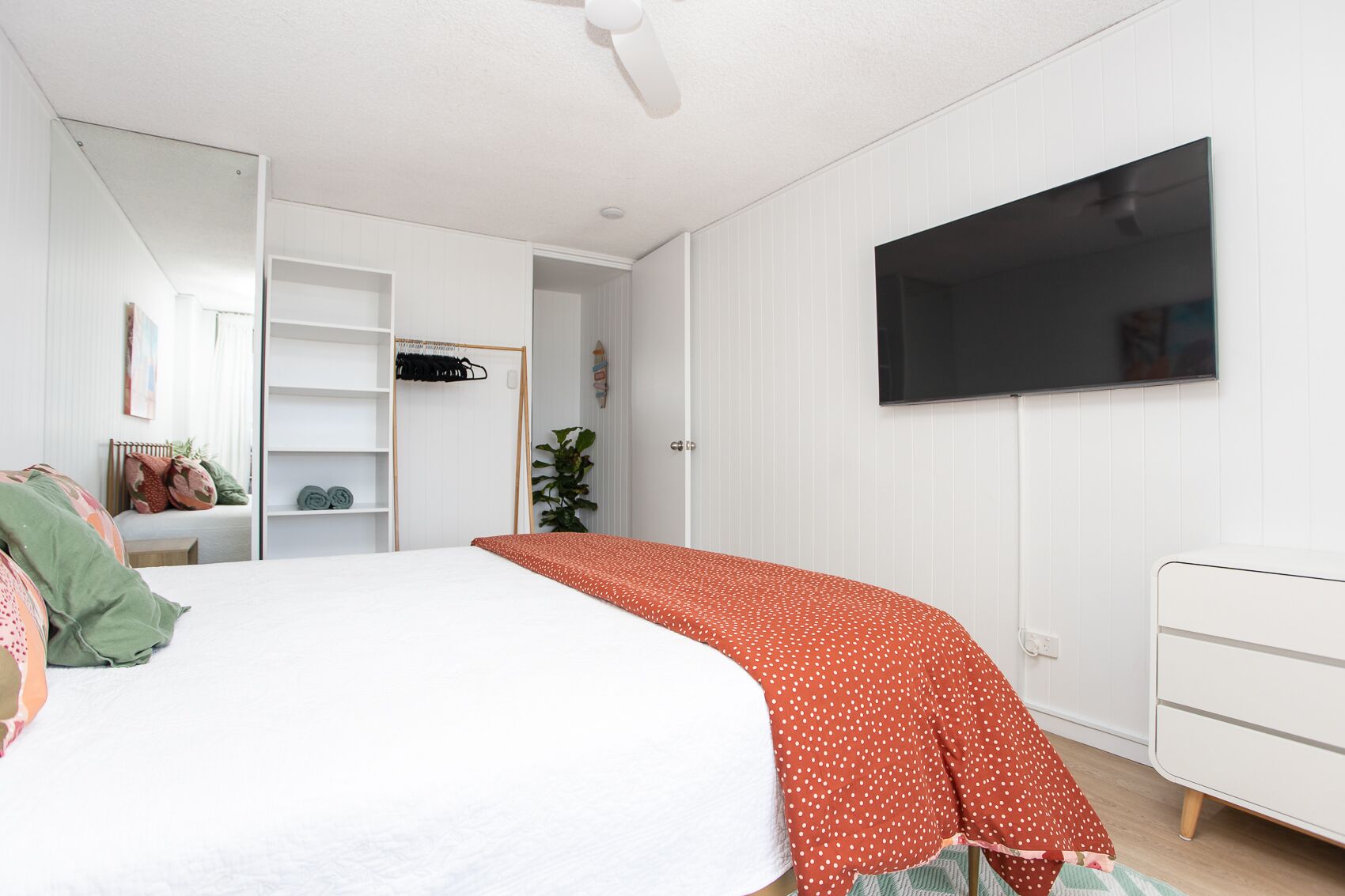 Fab Beachfront 2 Brm Apt in the Heart of Surfers — image 8