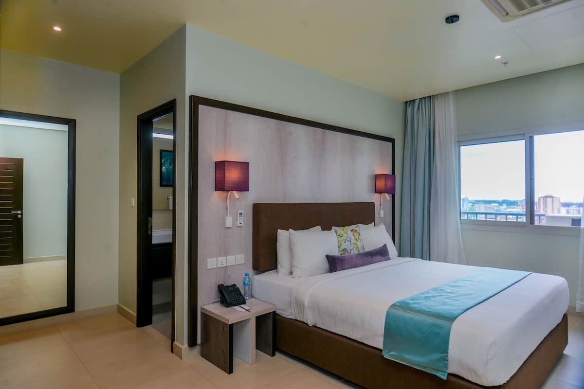 Deluxe suite, 1 kingsize bed | 2 slaapkamers, hypoallergeen beddengoed, een kluis op de kamer