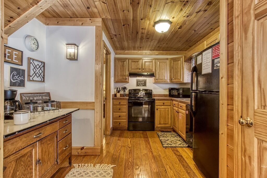 COZY 2BD Retreat! HOT TUB! Nestled in the Woods!