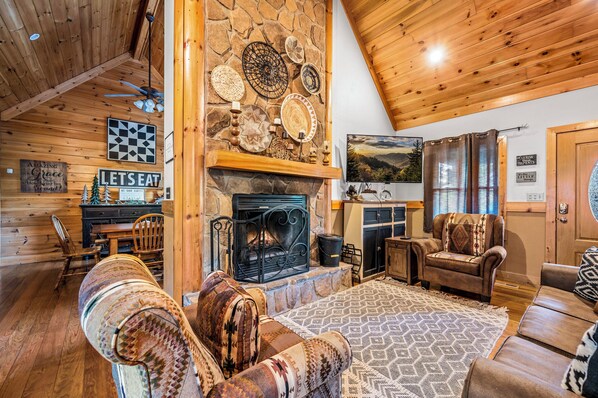 Televisión y chimenea 