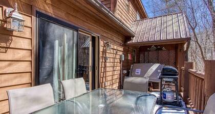 COZY 2BD Retreat! HOT TUB! Nestled in the Woods!