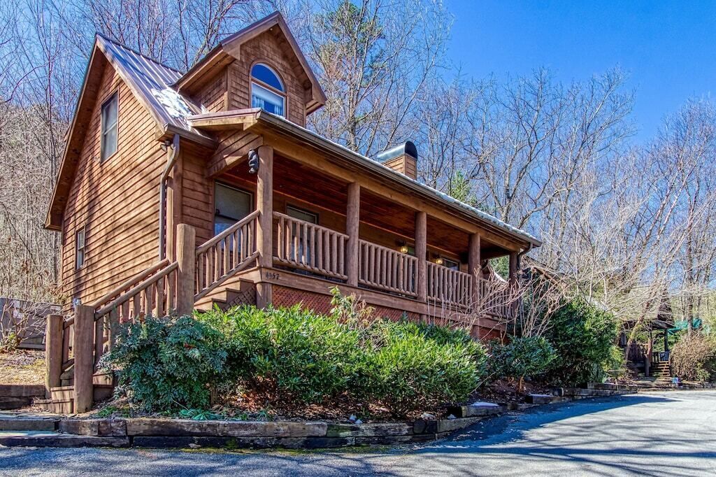 COZY 2BD Retreat! HOT TUB! Nestled in the Woods!