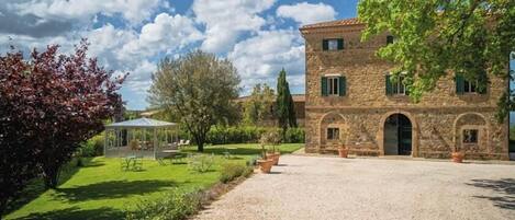 Vista frontal de la propiedad