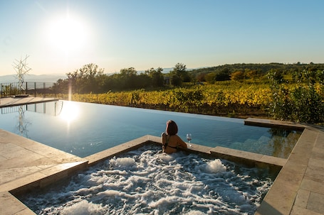 Bañera de hidromasaje exterior. Villa Le Prata - Residenza del Vescovo