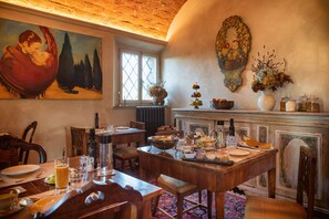 Free daily buffet breakfast - Villa Le Prata - Residenza del Vescovo (Montalcino)