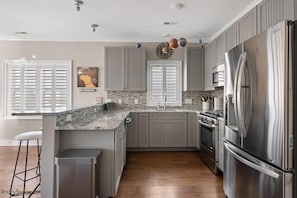 Refrigerador, microondas, horno, lavavajillas