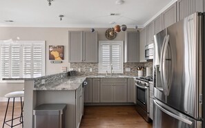 ثلاجة، فرن، غسالة أطباق، ماكينة لصنع القهوة/الشاي