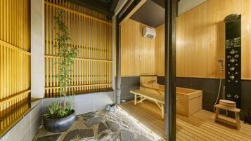 Deluxe House | Bathroom | Separate tub and shower, free toiletries, hair dryer, bidet