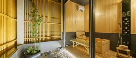 Deluxe House | Bathroom | Separate bathtub and shower, free toiletries, hair dryer, bidet