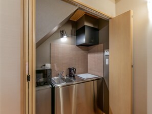 Deluxe House | Private kitchen | Fridge, stovetop, rice cooker, cookware/dishes/utensils