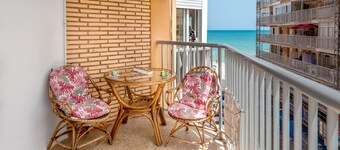 Apartamento 'Vista al mar Playa 50 metros' con Terraza, A/C y Wi-Fi