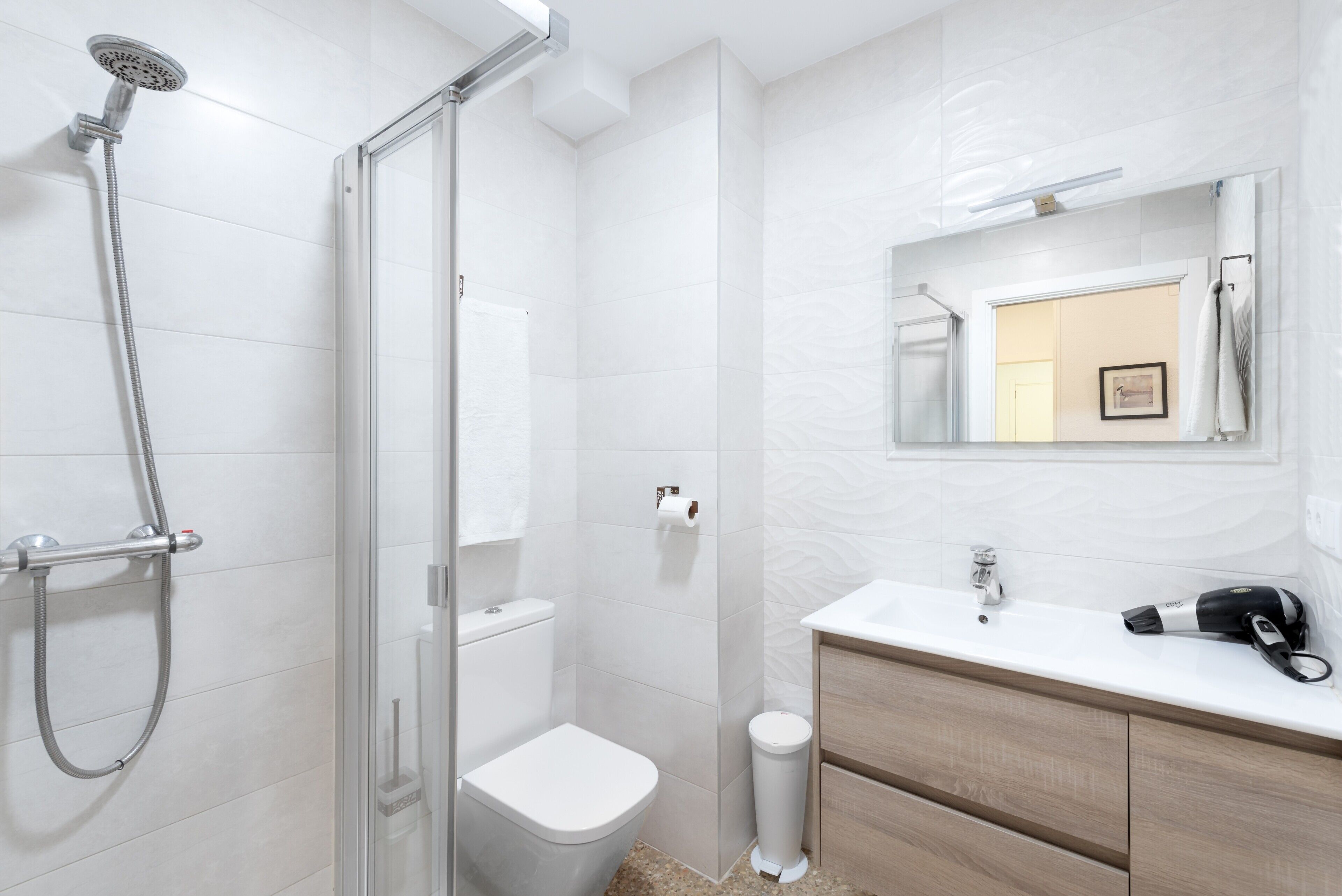 Een douche, een haardroger, handdoeken