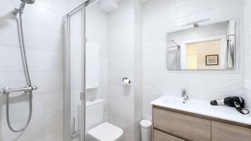 Een douche, een haardroger, handdoeken