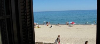 Baywatch Penthouse with Sea Views, Balcony and Wi-Fi