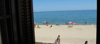 Baywatch Penthouse with Sea View, Balcony & Wi-Fi