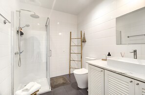 Een douche, een haardroger, handdoeken