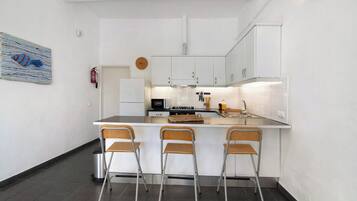 Geladeira, micro-ondas, fogão, cooktop