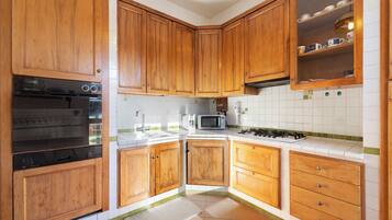 Een koelkast, een microgolfoven, een oven, een kookplaat