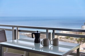 Outdoor dining - Apartment 'Bonito Arenas Negras' with Sea View, Balcony, Shared Pool & Wi-Fi (Santiago del Teide)