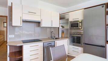 Kühlschrank, Mikrowelle, Ofen, Herdplatte