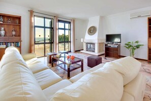 TV, DVD player, table tennis - Villa 'Albuar' with Sea View, Pool, Garden & Wi-Fi (São Rafael)