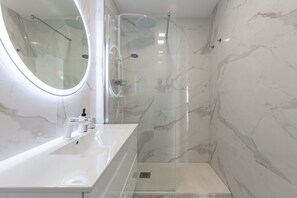 Shower, hair dryer, towels