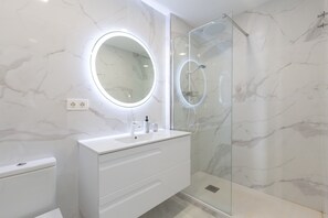 Shower, hair dryer, towels
