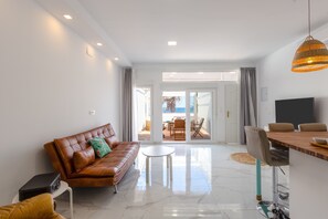 TV - Studio Apartment "Santa Ana Beach and Fun" with Sea View, Wi-Fi & Terraces (Benalmádena)