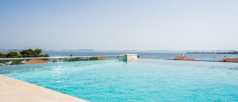 Piscina all'aperto, una piscina riscaldata
