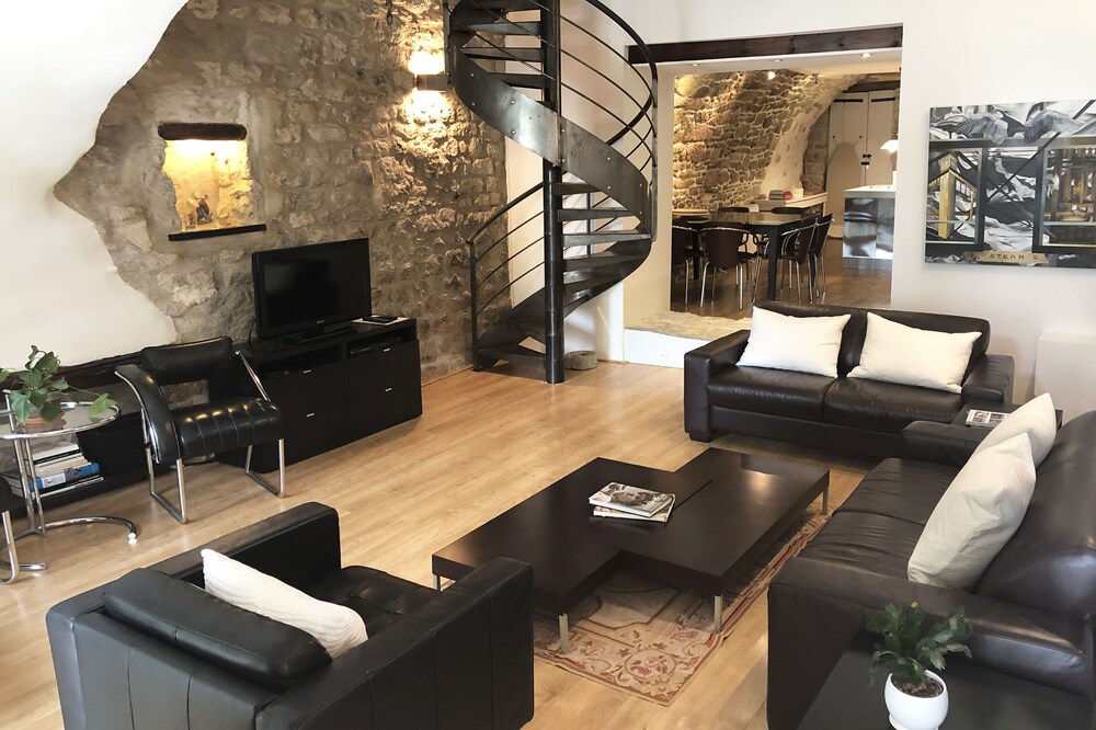 Authentic Artchitectural Villa Centre Ville