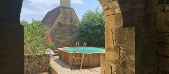 Authentic stone house in a typical village at the foot of a castle!