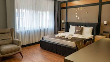 Standard dubbelrum eller tvåbäddsrum | 1 sovrum, värdeförvaringsskåp på rummet och skrivbord