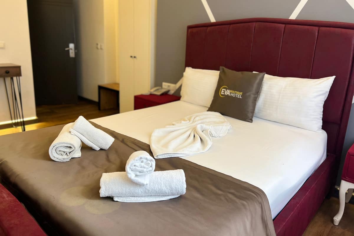 1 habitación, caja de seguridad en la habitación y escritorio