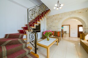 Premium villa, 3 slaapkamers, uitzicht op gebergte | Woonruimte | Een 43-inch televisie met digitale zenders