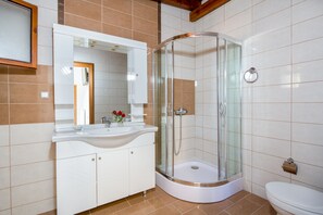 Villa Premium - 3 sovrum - intill bergen | Badrum | Djupt badkar, duschhuvud med massagefunktion, hårtork och handdukar