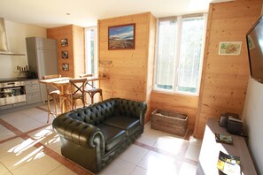 TV, DVD player, livros, aparelho de som