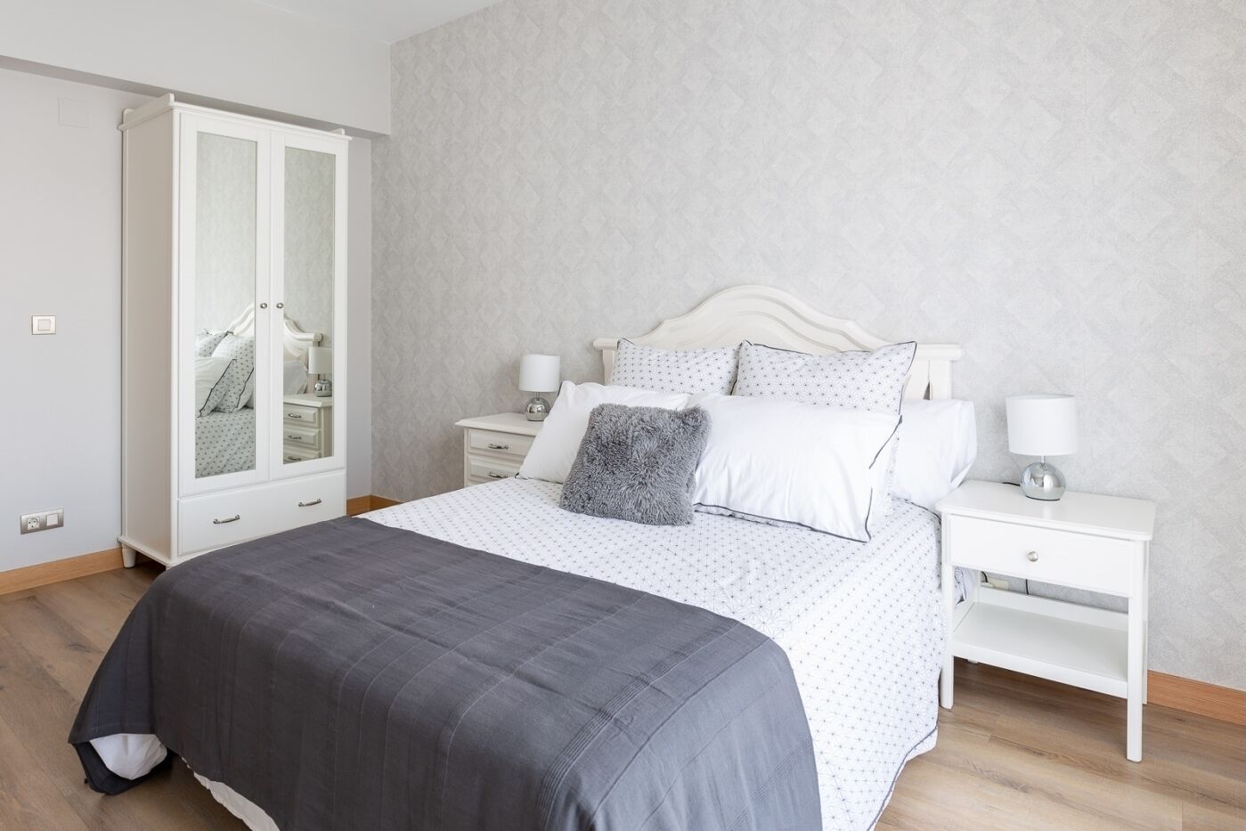 4 bedrooms, iron/ironing board, internet, bed sheets