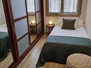 4 bedrooms, iron/ironing board, Internet, bed sheets
