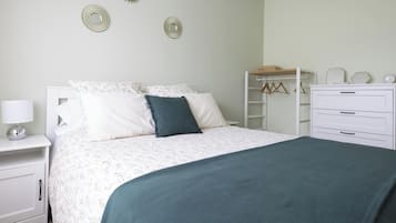 4 slaapkamers, een strijkplank/strijkijzer, internet, beddengoed